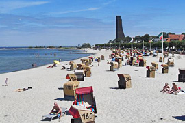 Blick über den Strand zum Marine-Ehrenmal Laboe