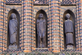 Figuren von Ernst Barlach an der Katharinenkirche Lübeck
