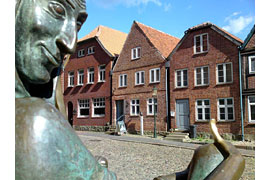 Till Eulenspiegel vor dem Karlheinz Goedtke-Haus in Mölln © Karlheinz Goedtke-Haus