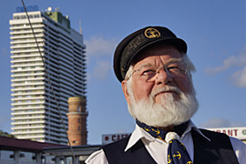 Teilnehmer des Shanty-Festivals vor dem alten Leuchtturm und Maritim Strandhotel in Lübeck-Travemünde