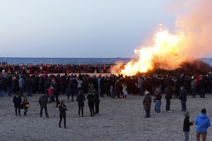 Osterfeuer in Lübeck-Travemünde