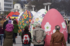 Riesen-Ostereiparade in Lübeck-Travemünde